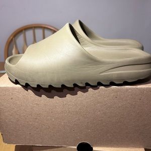 YEEZY SLIDES SIZE 7 MEN - COLOR: CORE